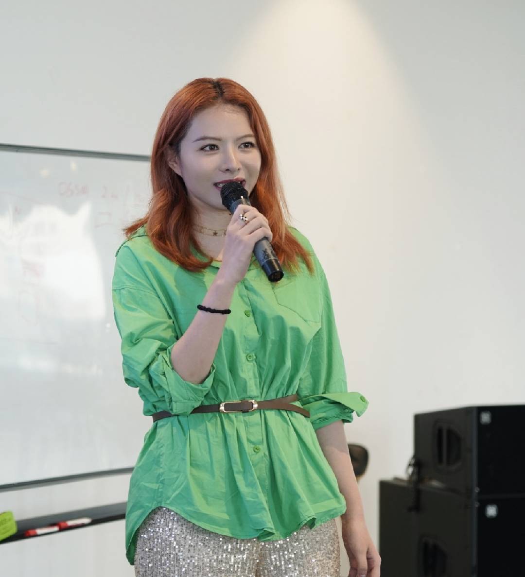 李欣在品牌分享现场进行护肤科学交流